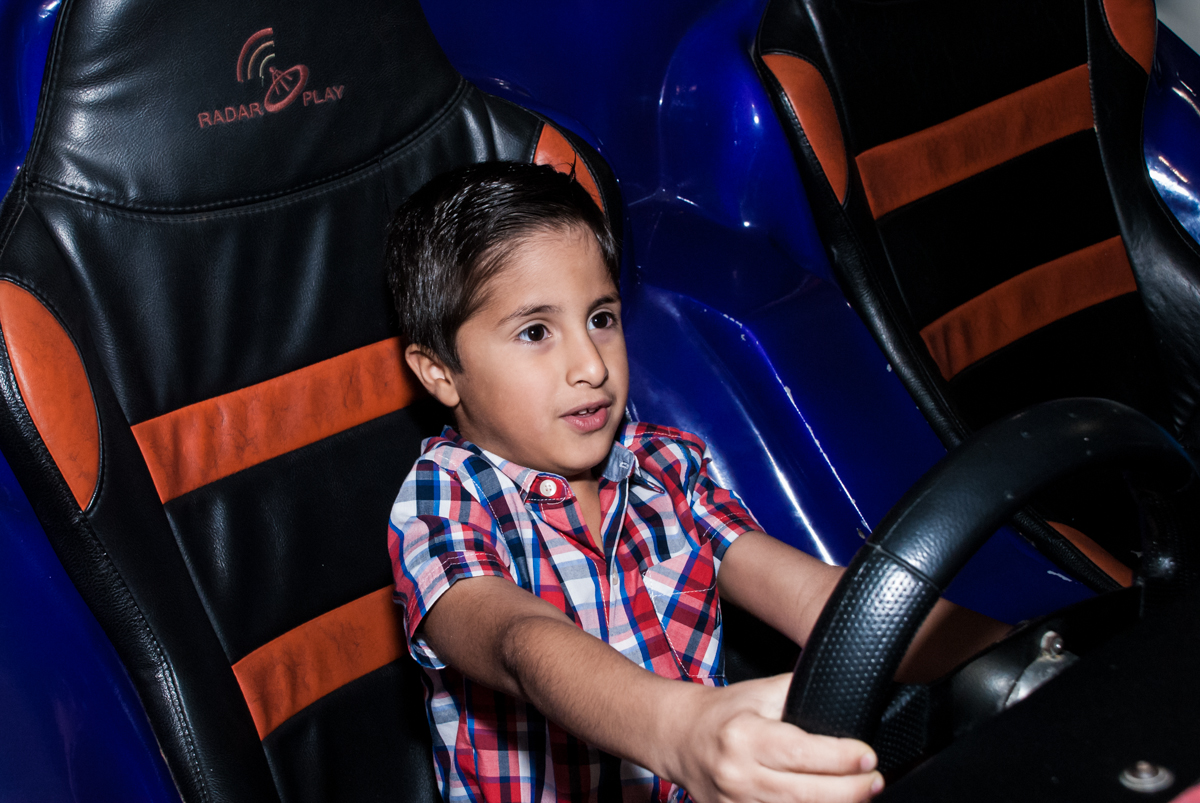 concentrado dirigindo o simulador de corridas