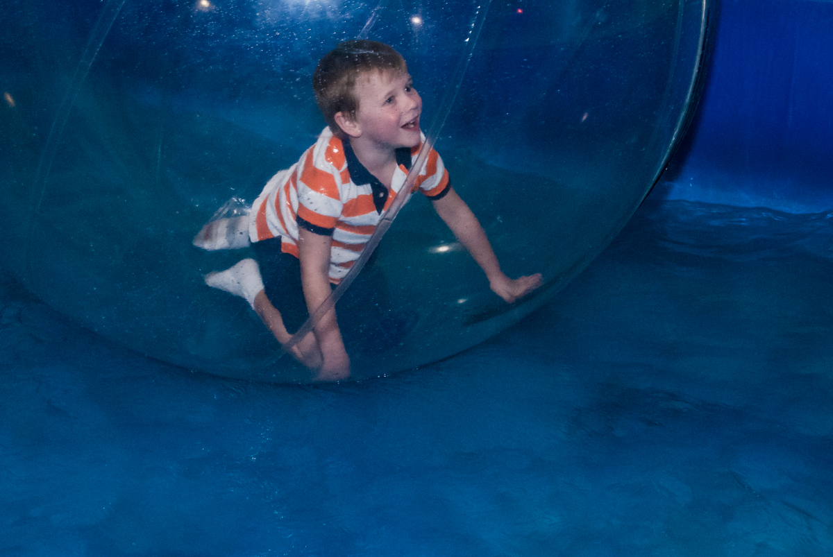feliz na bola no aquaplay