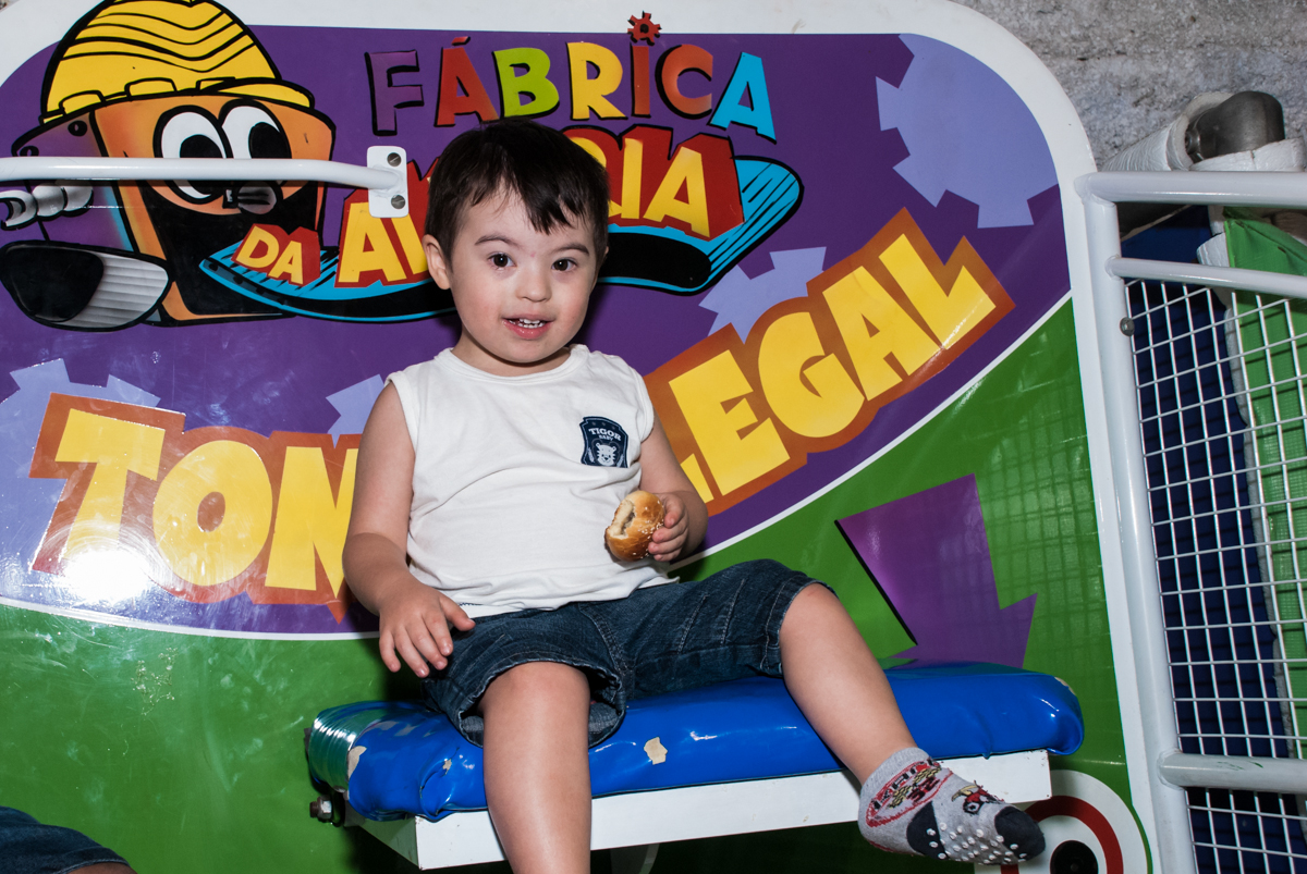 O amiguinho vai cair no brinquedo tombo legal