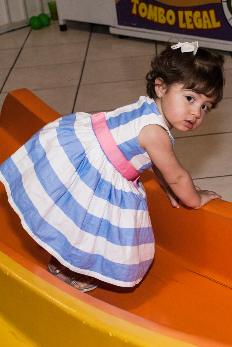 fofura de criança brinca na área baby