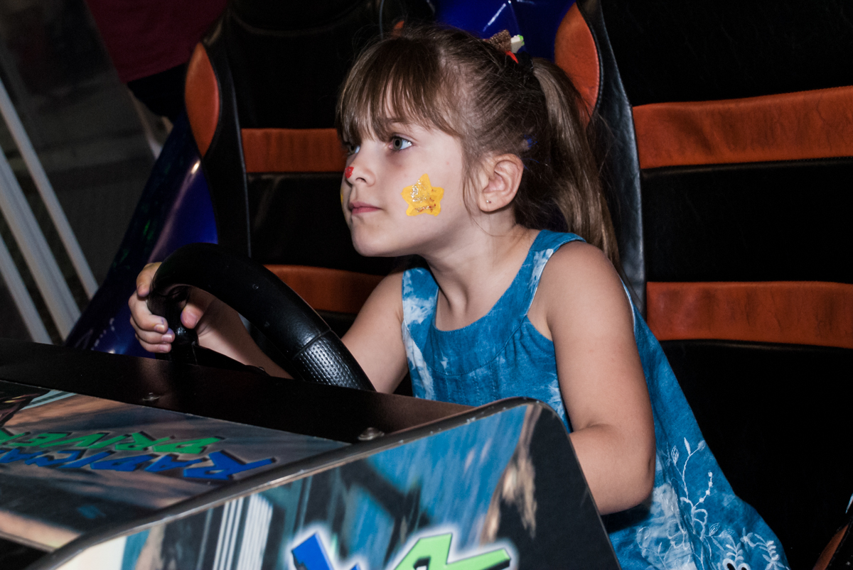 cainha de que está com medo de bater no simulador de corridas