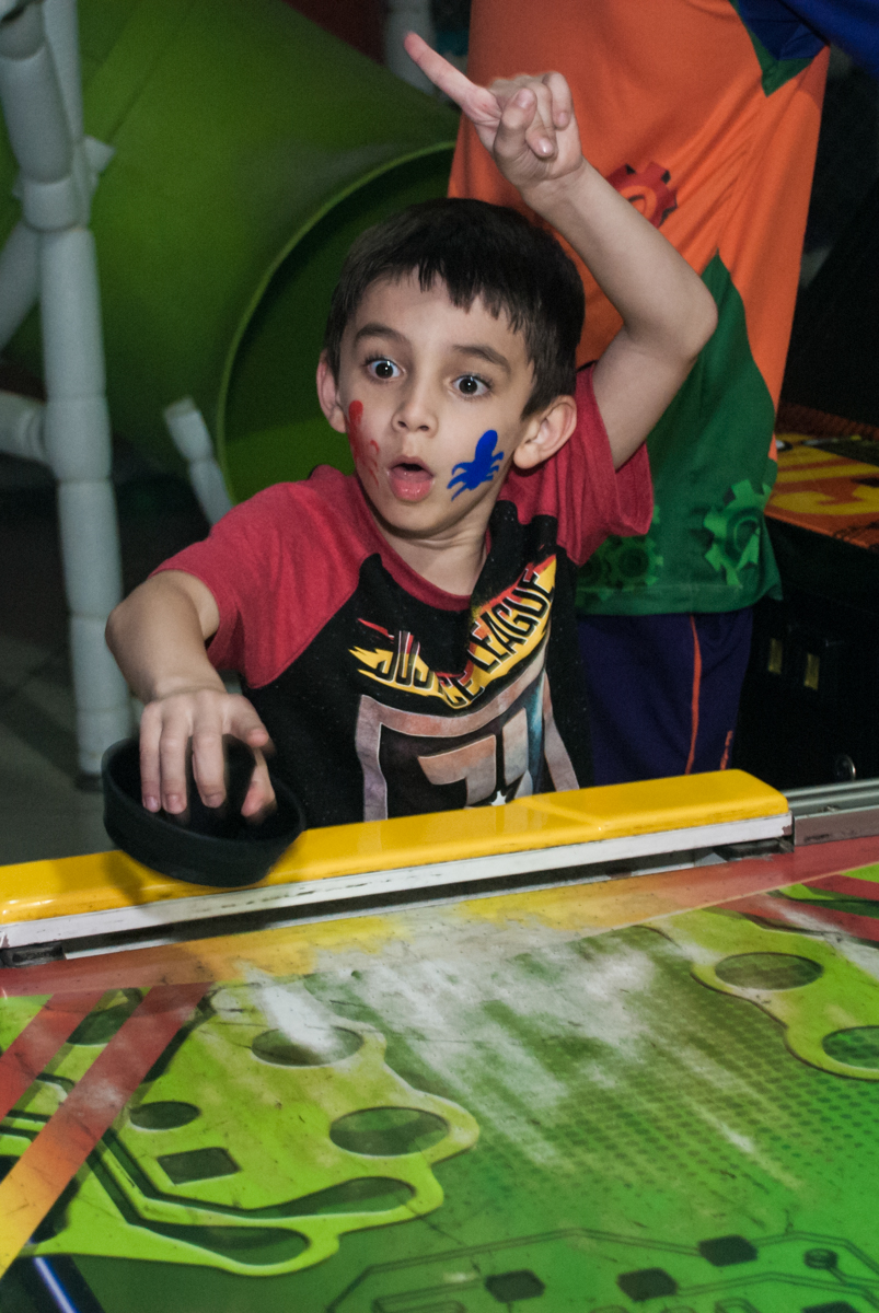 comemorando gol no jogo de futebol