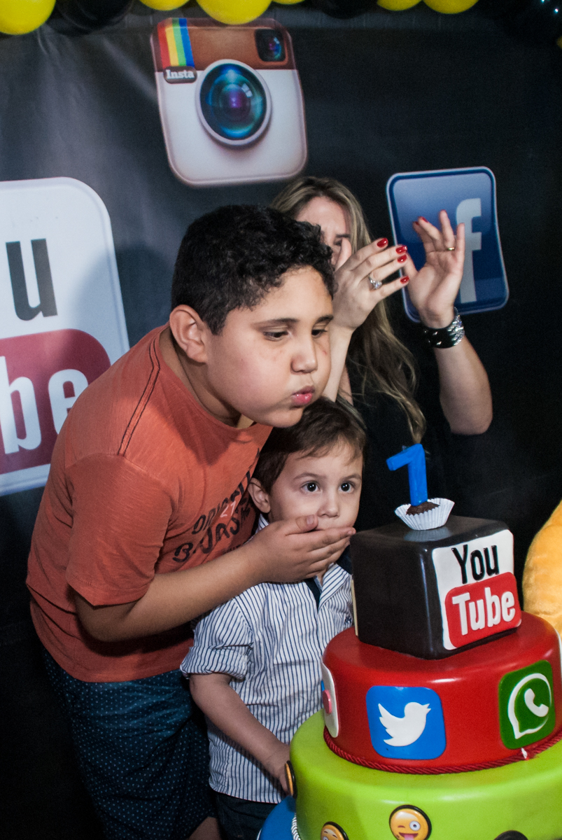 Correndo para soprar a vela antes que o amigo o faça