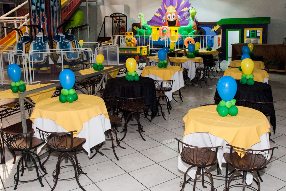 mesas do salão decorada com balões