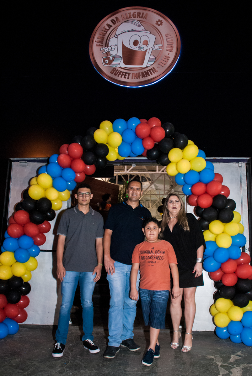 Fotografia da família no arco de bexigas