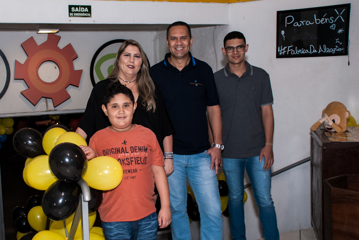 entrada da família para a festa do Felipe 7 anos