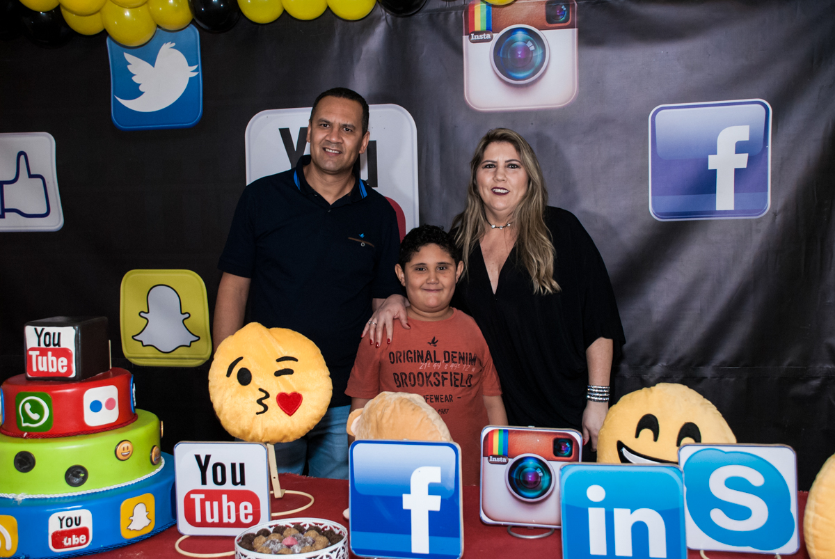 A família posa para a foto na mesa temática you tube