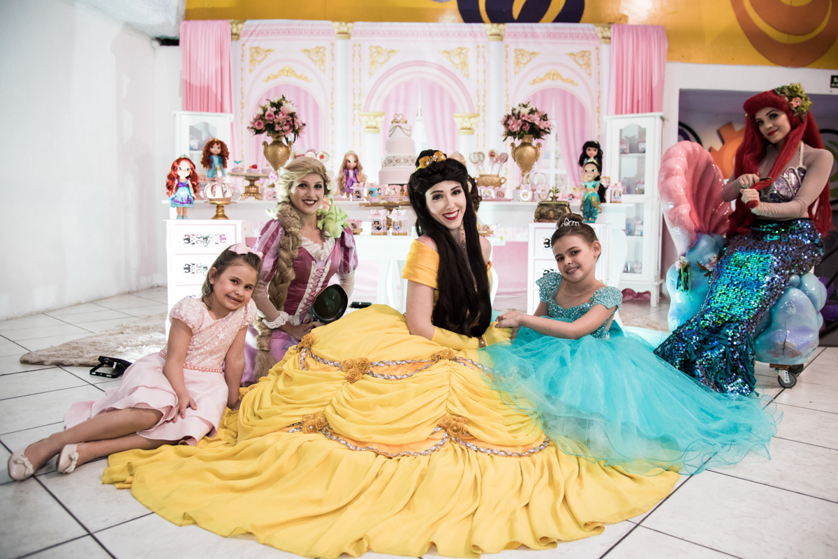 feliz em ter as princesas em sua festa