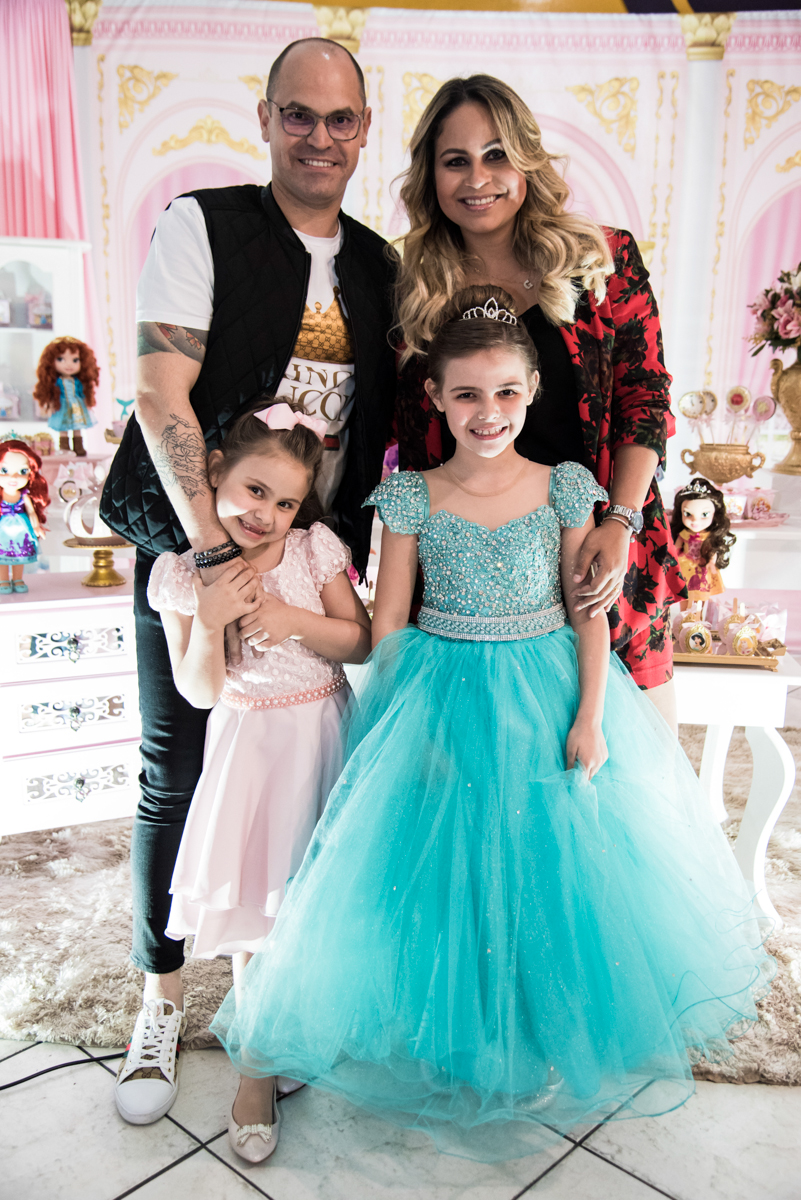 A família faz foto na mesa temática