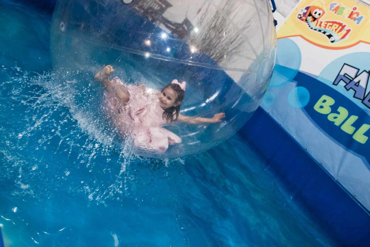 brincando na bola no aquaplay