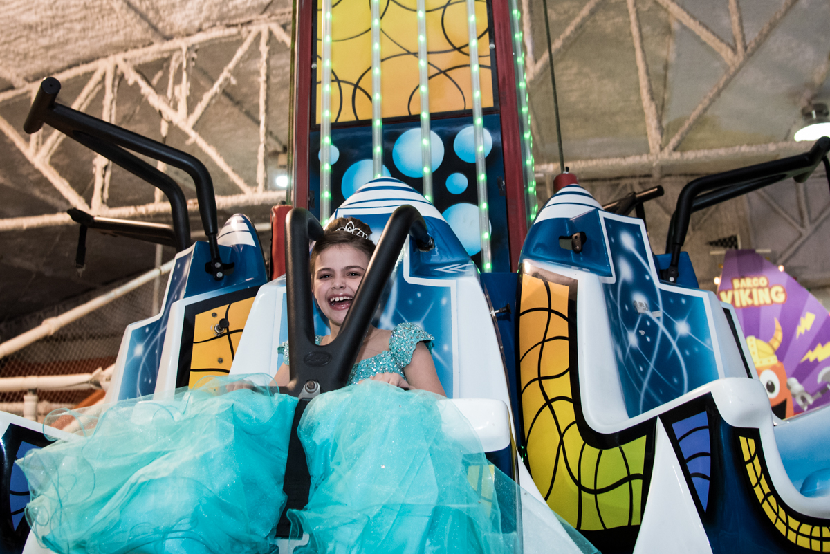 hora de diversão no brinquedo elevador
