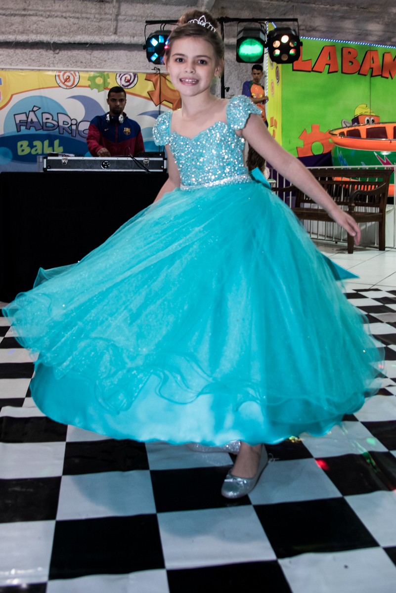 rodopia com seu traje de princesa