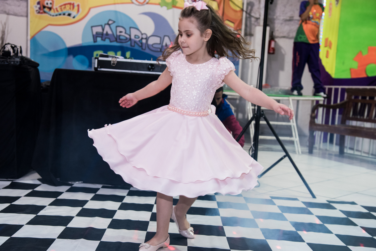 A irmã também rodopia no salão