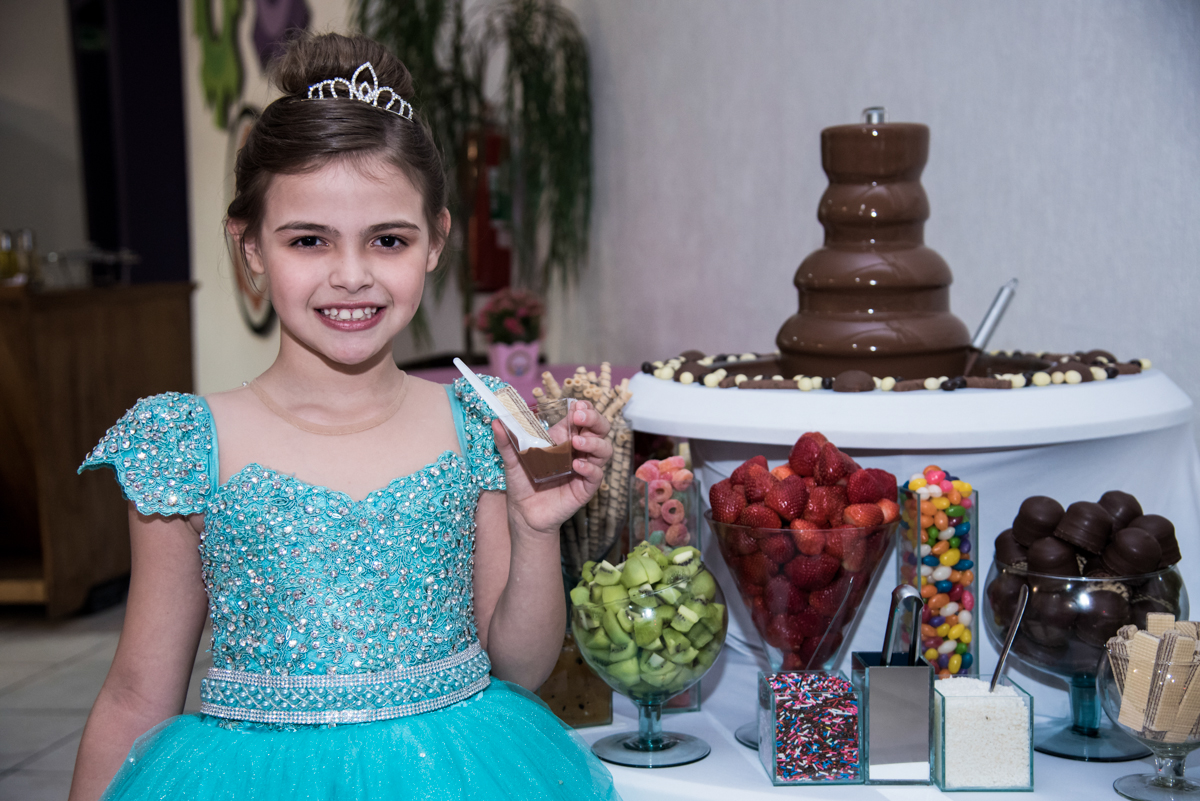 saboreando as frutas com chocolate