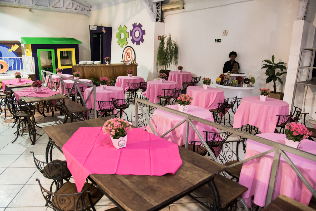 salão decorado com arranjo de flores