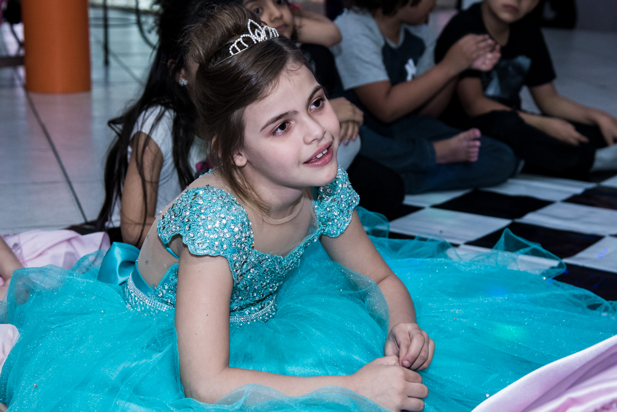 aniversariante presta atenção ao show