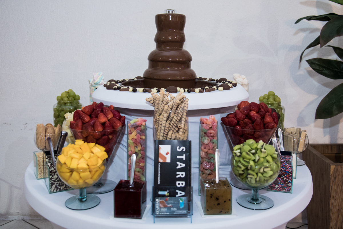 mesa de guloseimas e frutas e chocolates