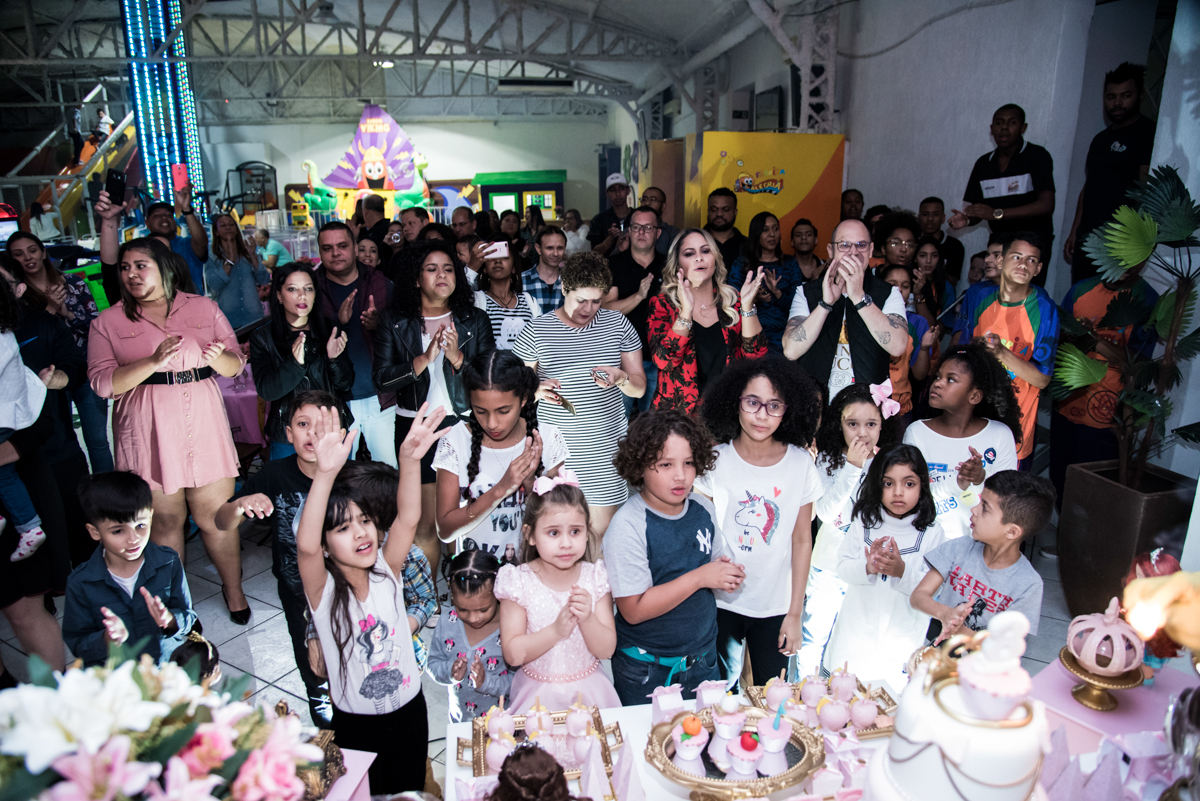 As crianças cantam parabéns para Giovanna