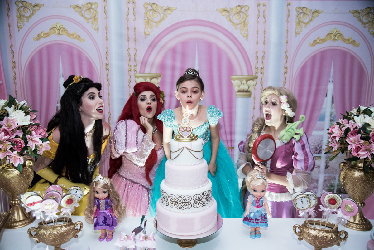 soprando a vela do bolo