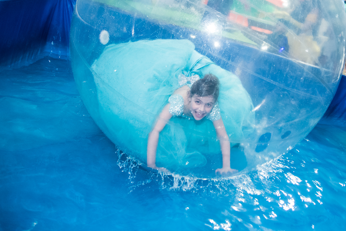 aniversariante se diverte em sua festa