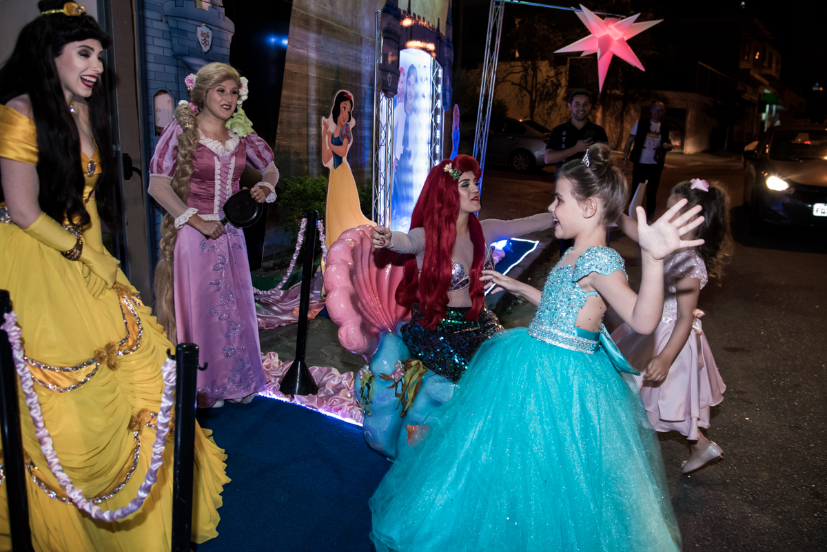chegada das princesas na festa da Giovanna