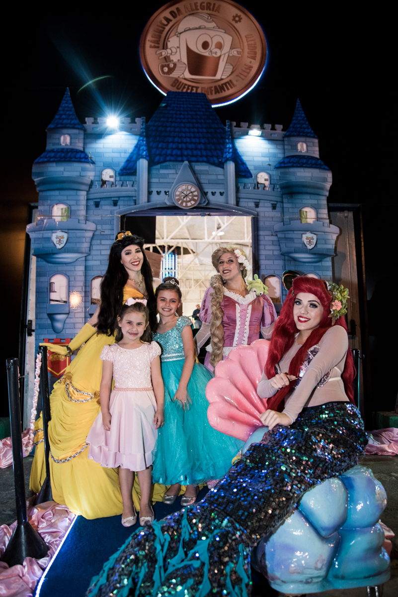 aniversariante posa com as princesas para a foto