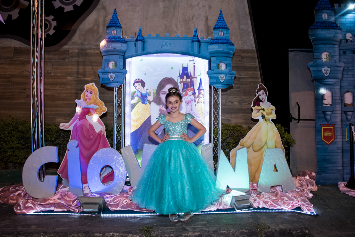 princesa linda com fantasia de princesa