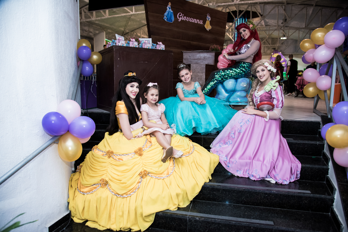 salão da festa é enfeitado com as princesas