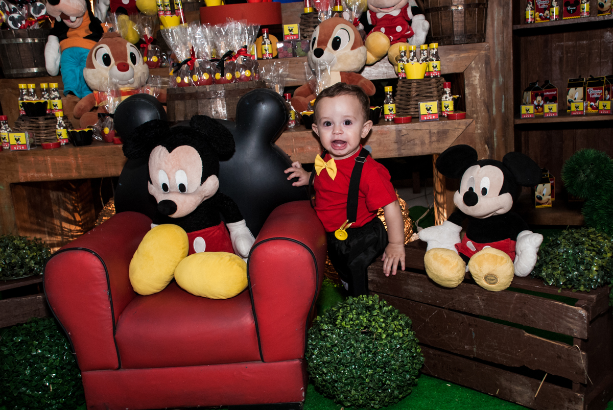 posando para a foto na mesa temática