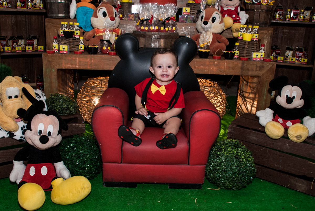 curtindo no sofá do mickey