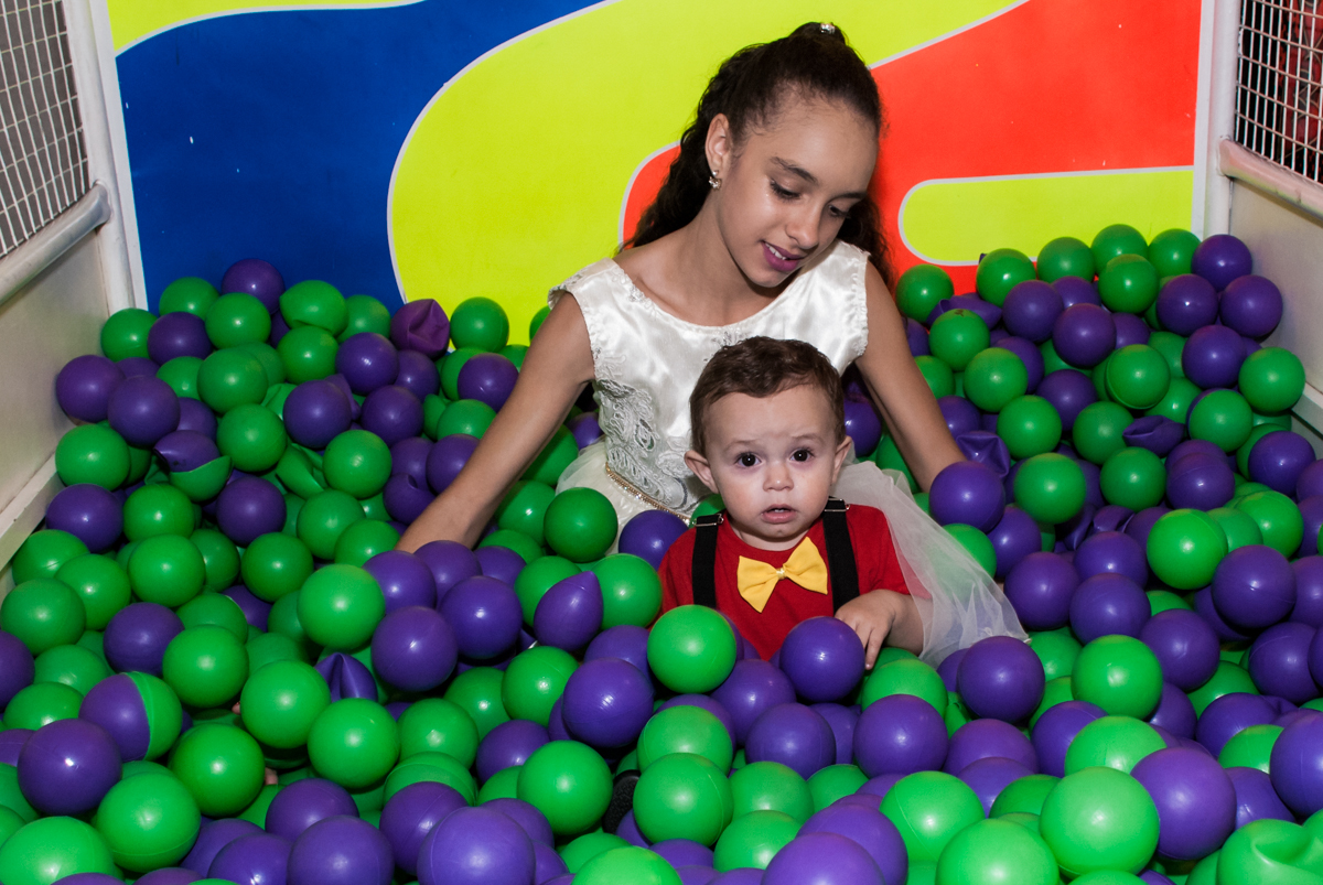 brincando na piscina de bolinhas