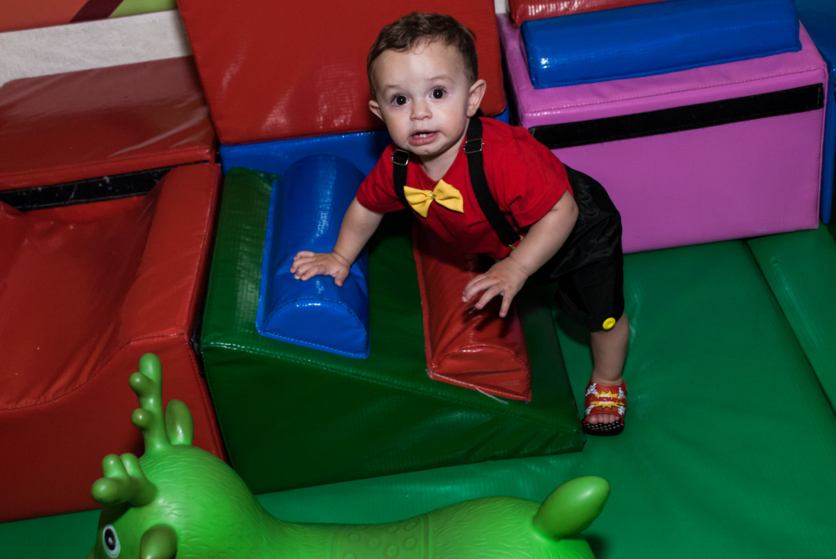 brincando na área baby