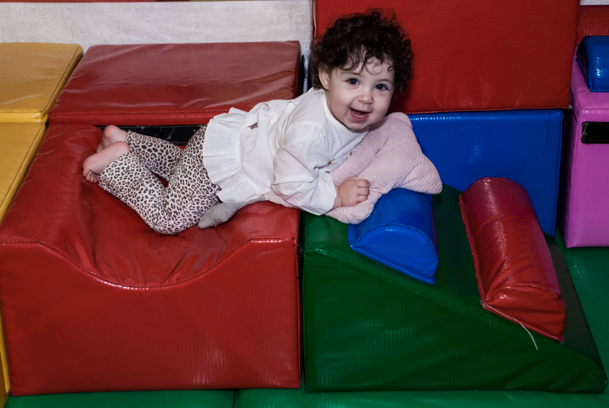 A amiga brincando na área baby