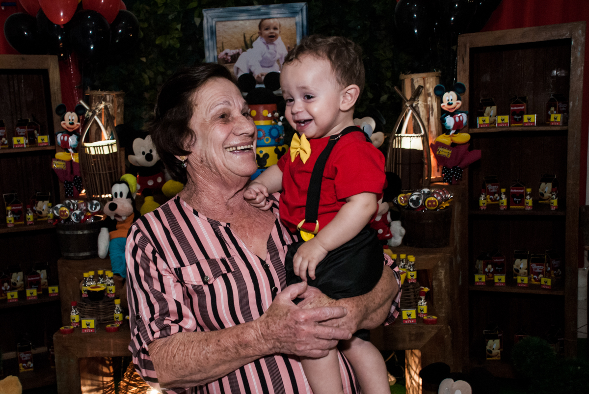 muito feliz no colo da vovó