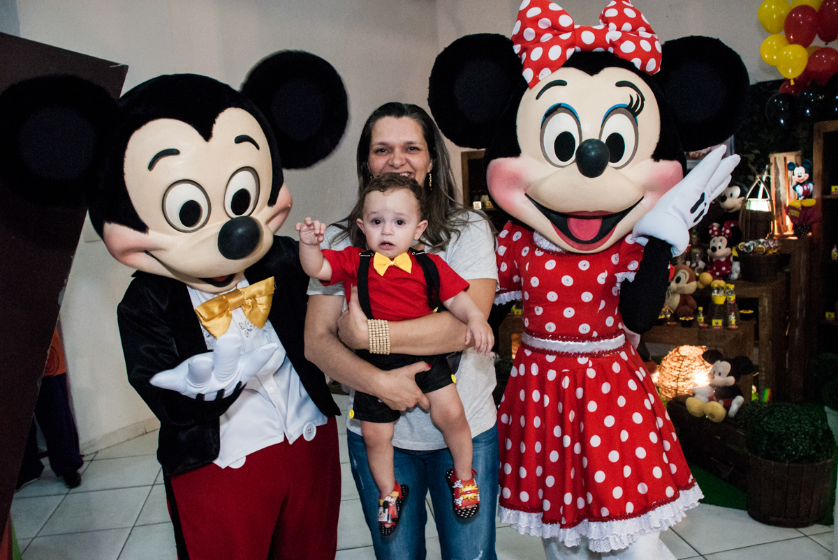 mãmae e Bruno fazem foto com o mickey e a minie