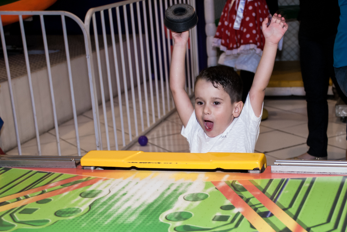 comemorando gol no jogo de futebol