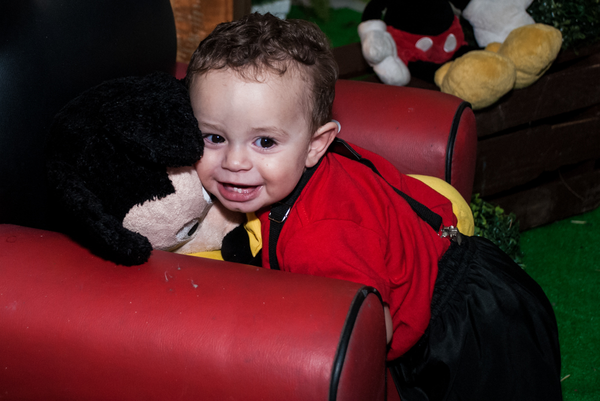 muito feliz brincando em sua festa