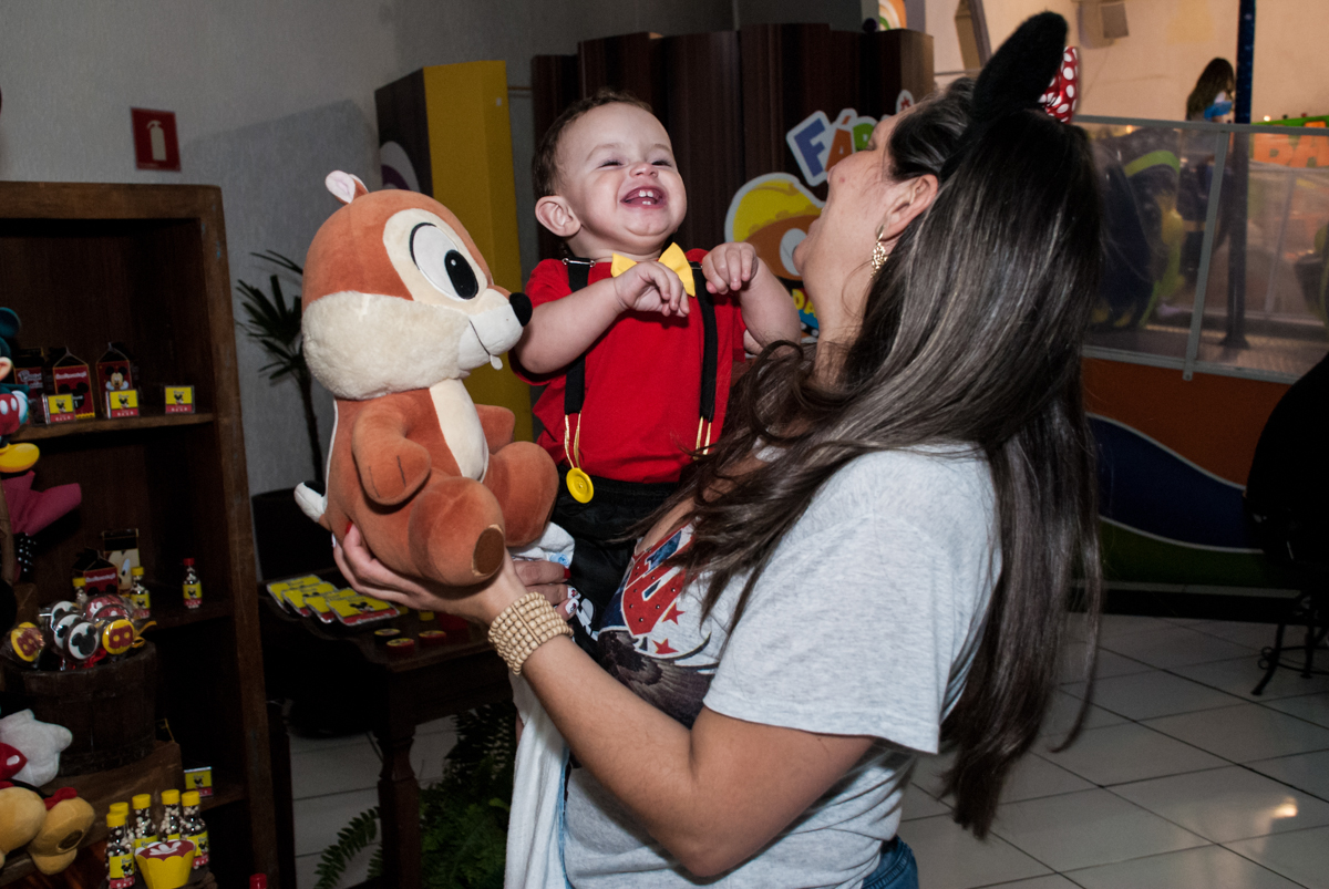 gargalhada gostosa com a mamãe