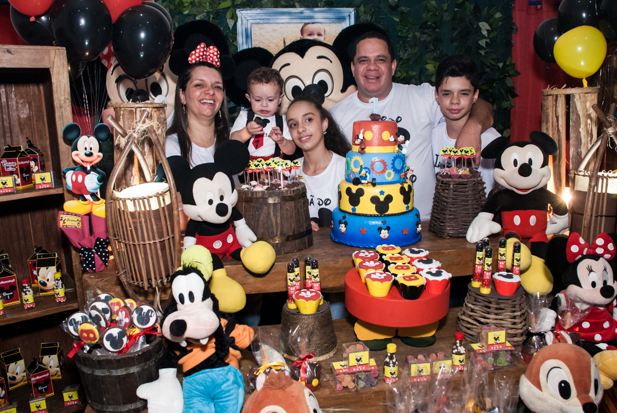 soprando a vela do bolo