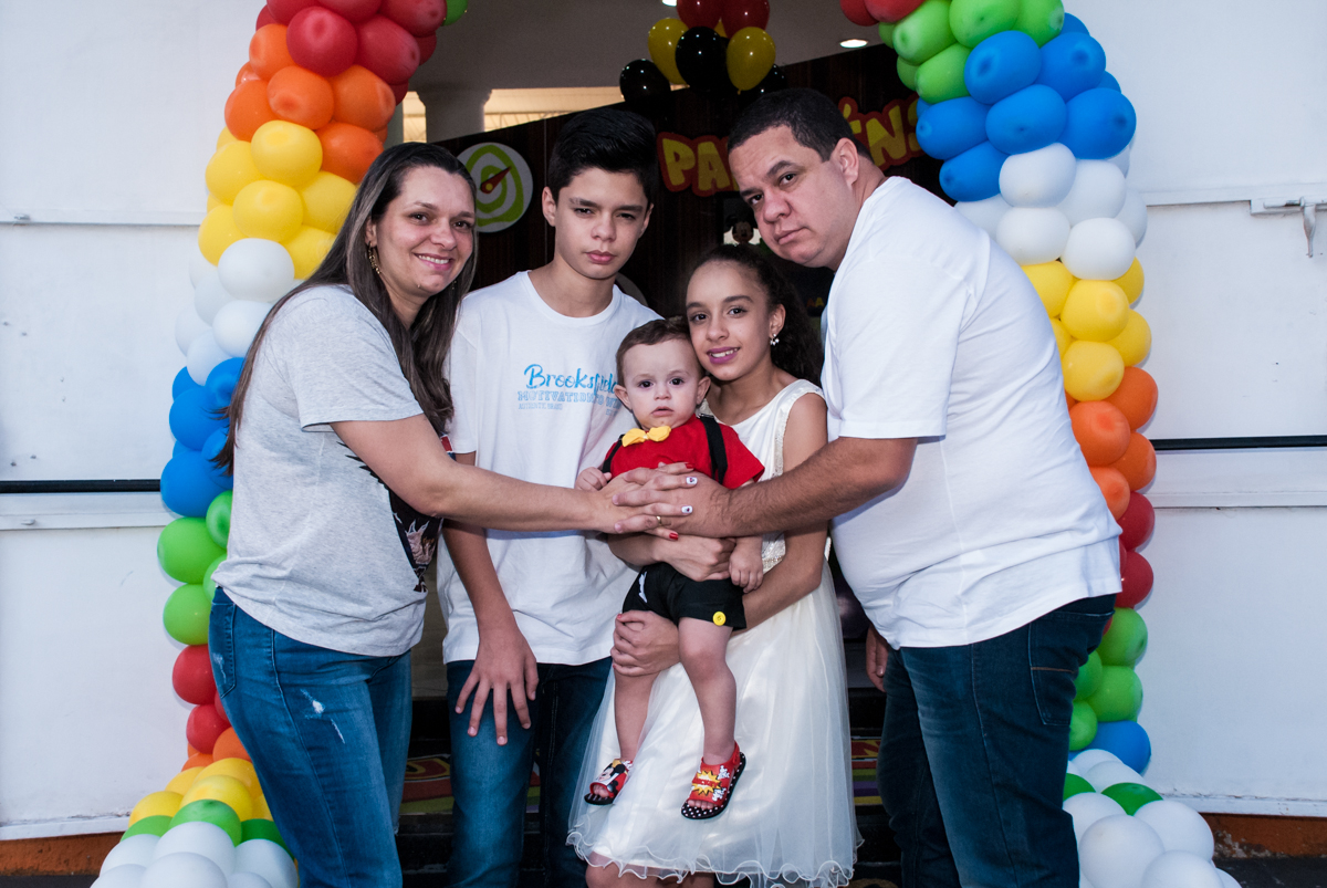 fotografia da família no arco de bexigas