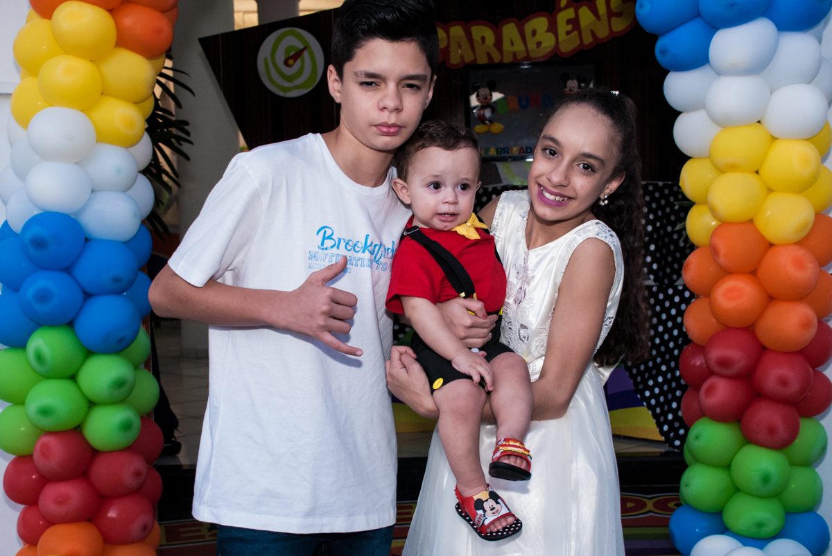 foto do aniversariante com os irmãos