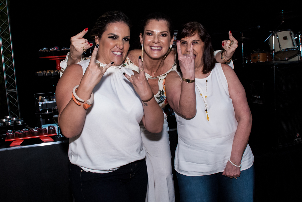 As amigas fazem símbolo de rock n roll