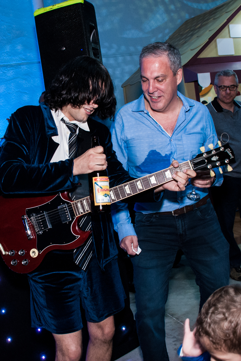 O aniversariante também toca guitarra