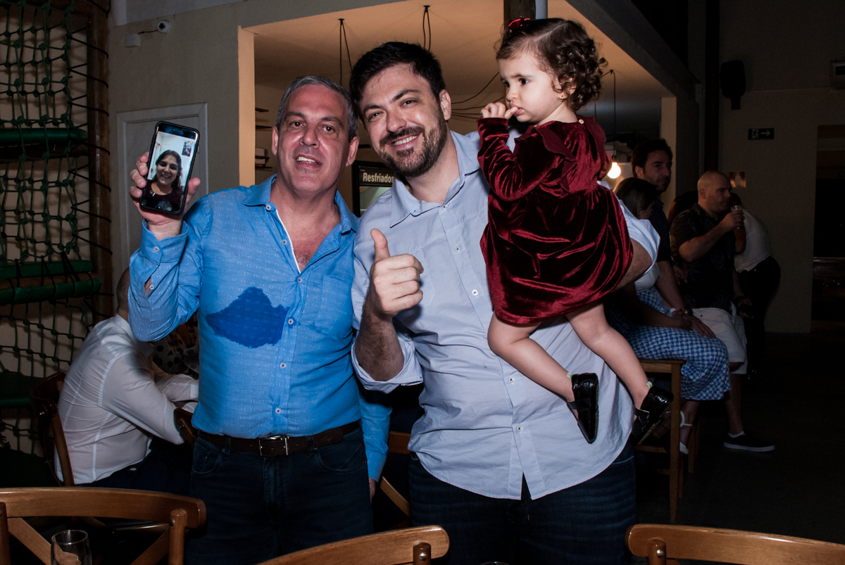 Os amigos posam para a foto