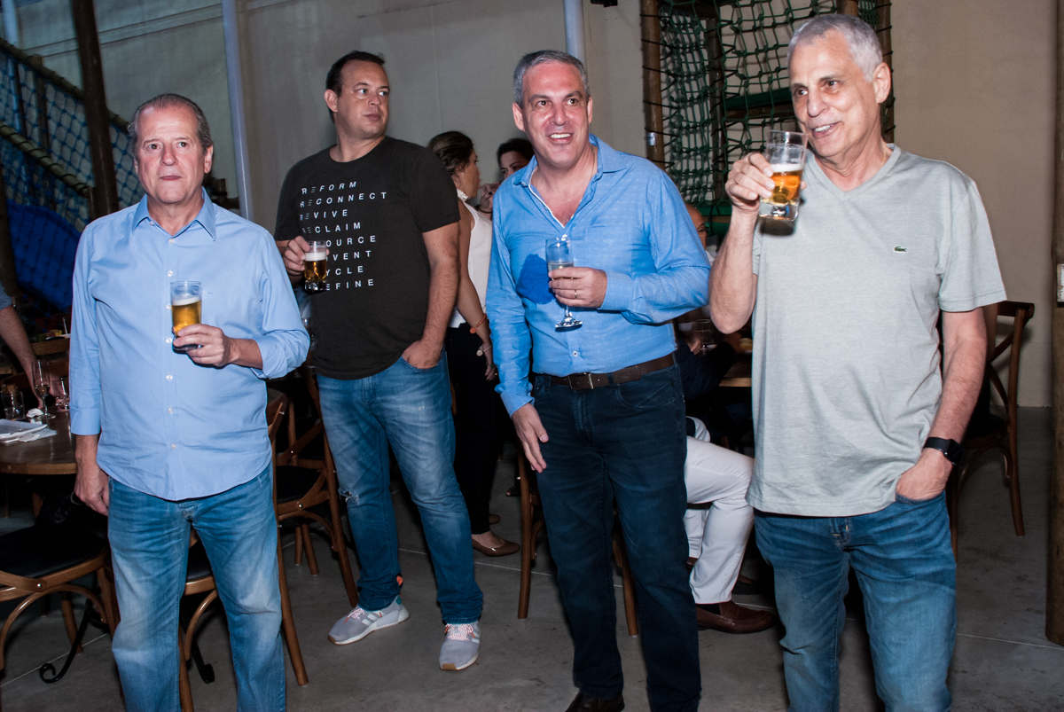 O aniversariante aproveita a festa com os amigos