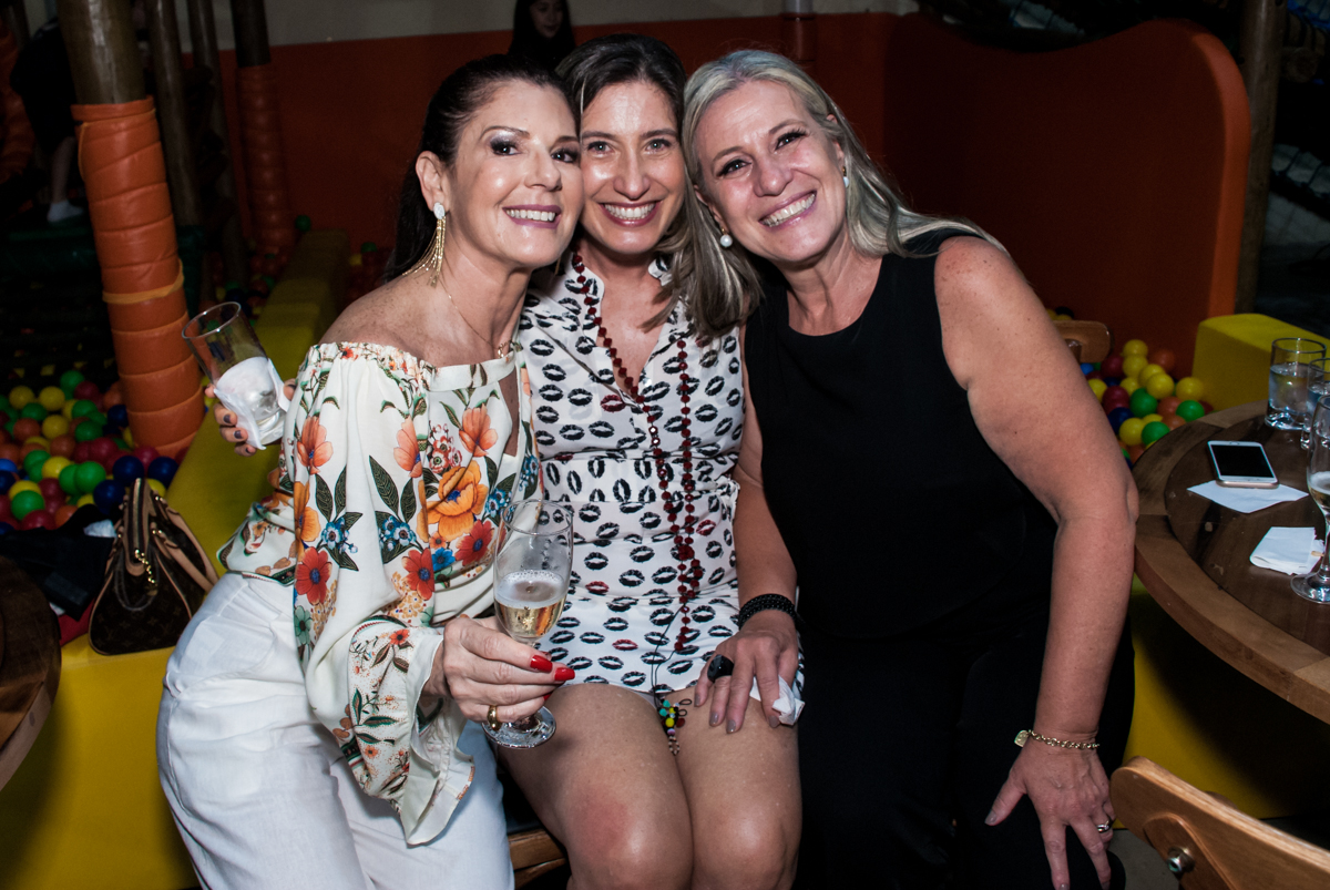 amigas felizes posam para a foto