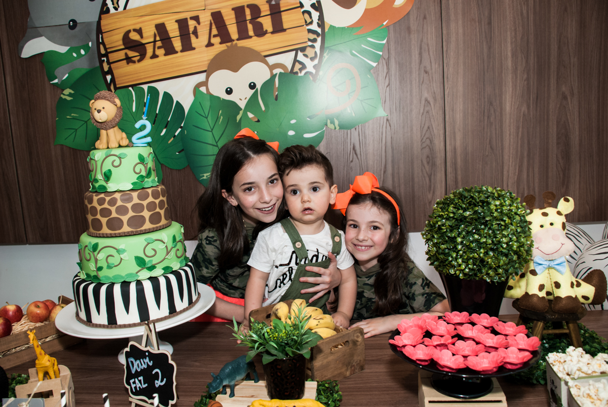 posando para a foto com as irmãs