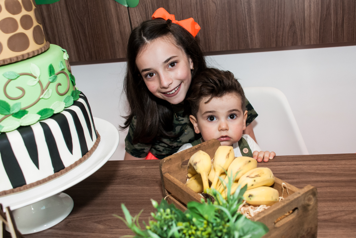 A irmã cuida do aniversariante