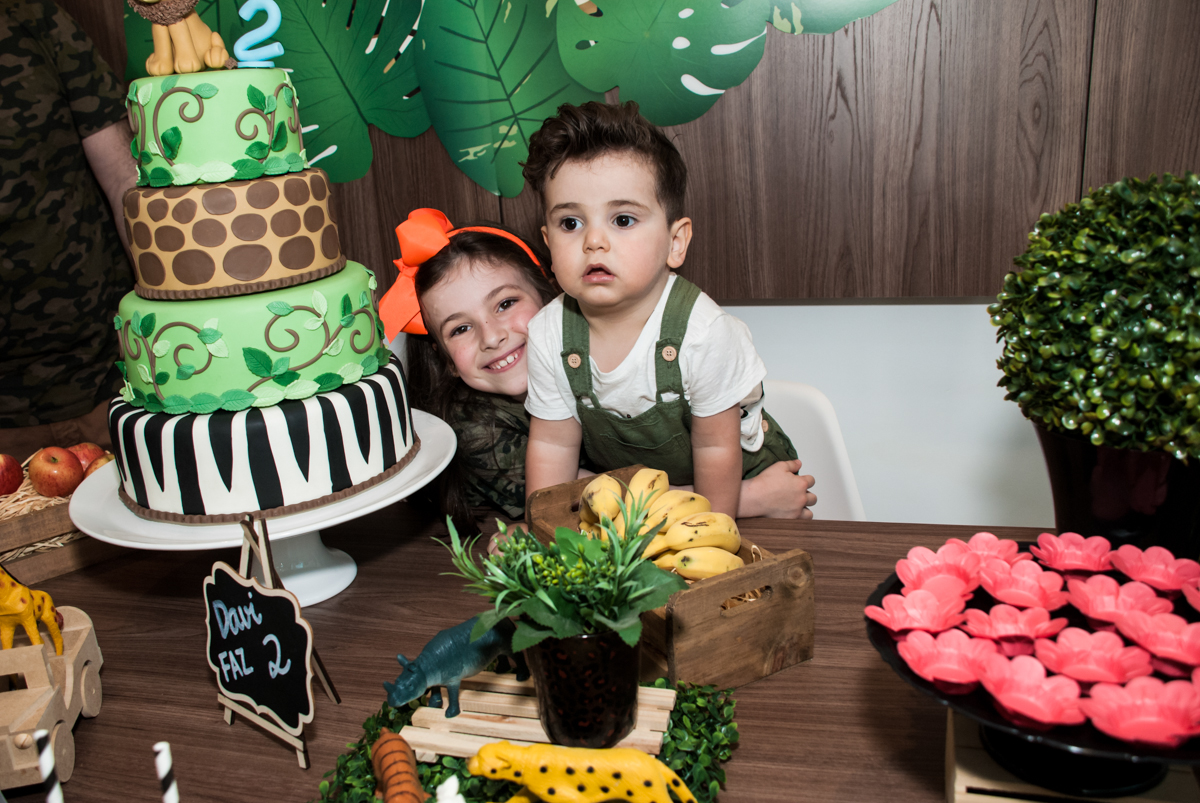 brincando com a irmã mais nova