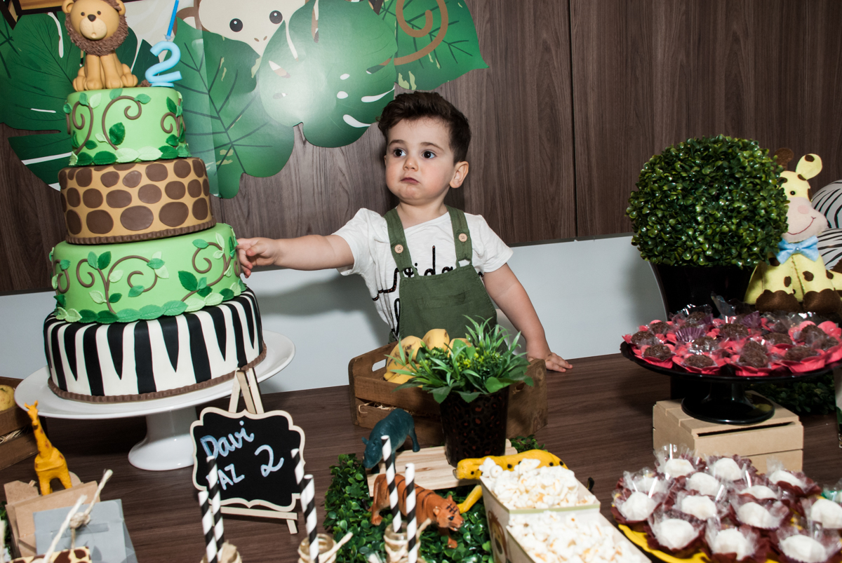 admirando a mesa temática
